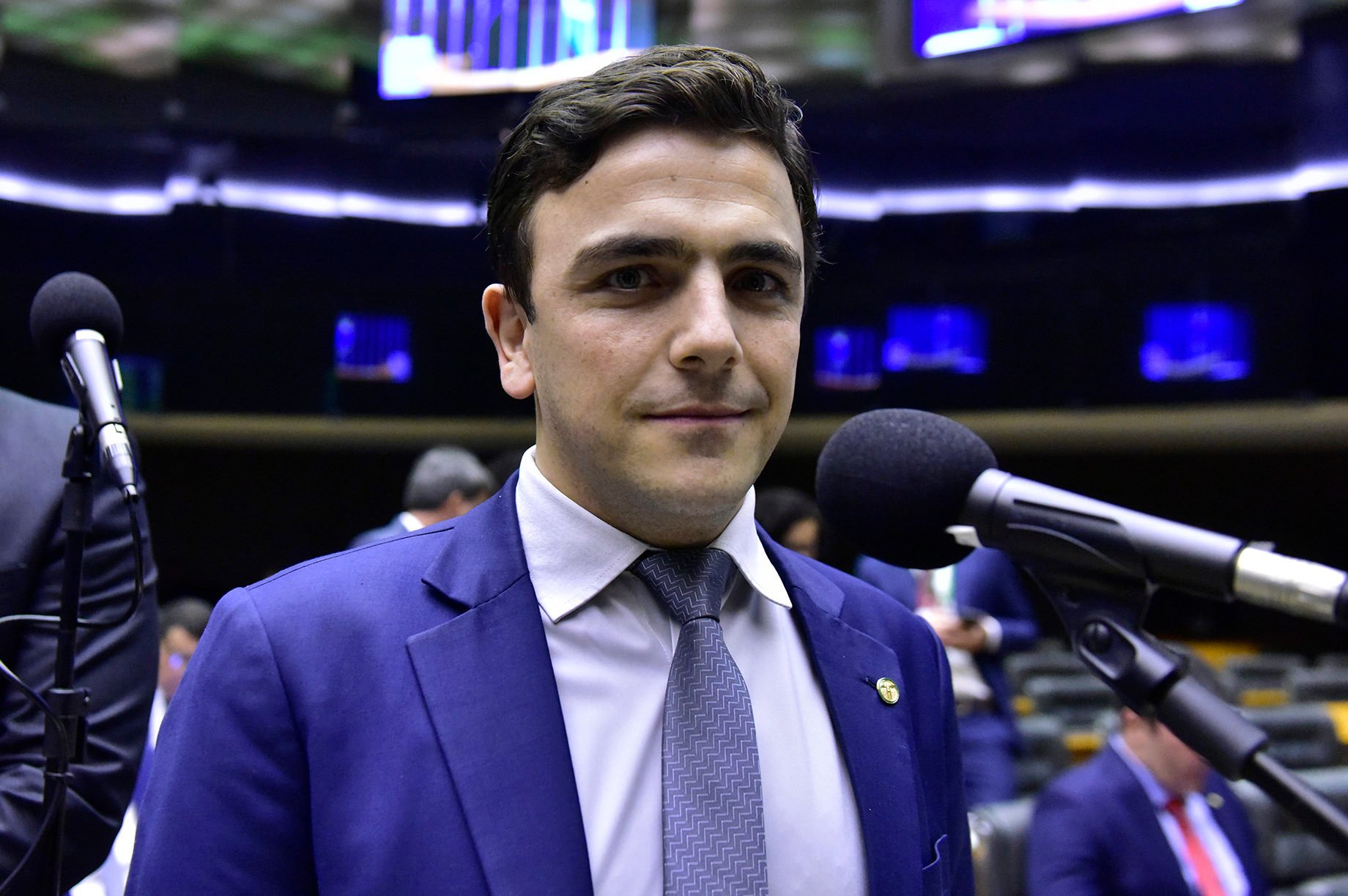 Às vésperas da COP28, relator tenta convencer agronegócio a embarcar no mercado regulado de carbono no Brasil. Na imagem: Relator do PL do mercado de carbono na Câmara, deputado Aliel Machado (Foto: Zeca Ribeiro/Câmara dos Deputados)