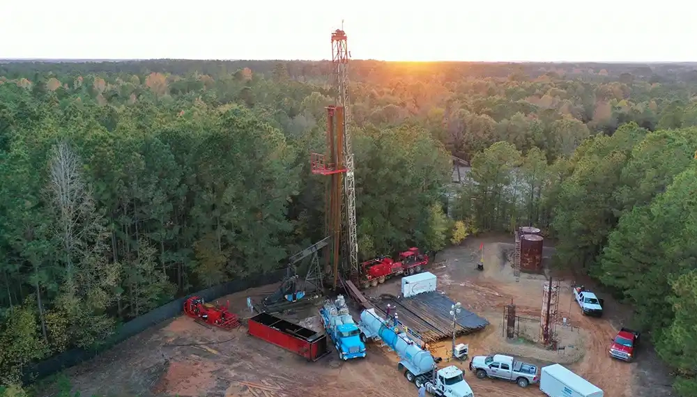 ExxonMobil começa a explorar lítio no projeto de Smackover, no Arkansas, e anuncia planos de se tornar líder de mercado. Na imagem: Vista aérea de caminhões e maquinário de grande porte para mineração de lítio no projeto de Smackover, perto de El Dorado, no sudoeste do Arkansas, EUA (Foto: Divulgação)