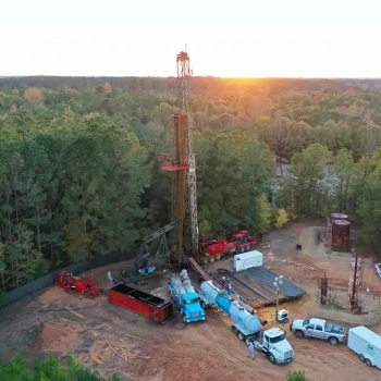 ExxonMobil começa a explorar lítio no projeto de Smackover, no Arkansas, e anuncia planos de se tornar líder de mercado. Na imagem: Vista aérea de caminhões e maquinário de grande porte para mineração de lítio no projeto de Smackover, perto de El Dorado, no sudoeste do Arkansas, EUA (Foto: Divulgação)