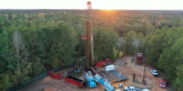 ExxonMobil começa a explorar lítio no projeto de Smackover, no Arkansas, e anuncia planos de se tornar líder de mercado. Na imagem: Vista aérea de caminhões e maquinário de grande porte para mineração de lítio no projeto de Smackover, perto de El Dorado, no sudoeste do Arkansas, EUA (Foto: Divulgação)