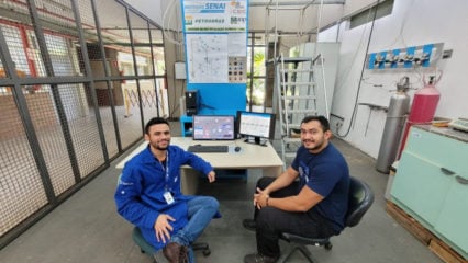 Senai RN estuda geração de energia com captura de CO2 da biomassa e tecnologia para combustíveis sólidos. Na imagem: Giovanny Oliveira e Ciro Lobo, do ISI-ER, acompanharão montagem, comissionamento e testes iniciais da URQ com o Instituto de Carboquimica, na Espanha, para o envio da estrutura ao Brasil (Foto: Renata Moura/Divulgação)