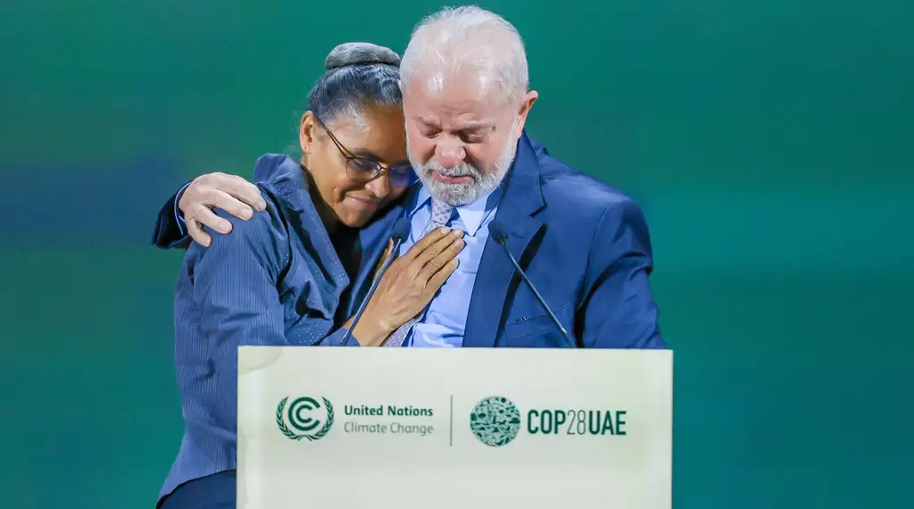 Ministra Marina Silva (Rede) defende imposição de limites à exploração de petróleo no Brasil. Na imagem: Ministra do Meio Ambiente e Clima, Marina Silva, e o presidente Lula durante a reunião do G77+China sobre Mudança do Clima, na Expo City Dubai, nos Emirados Árabes Unidos, em 2/12/2023 (Foto: Ricardo Stuckert/PR)