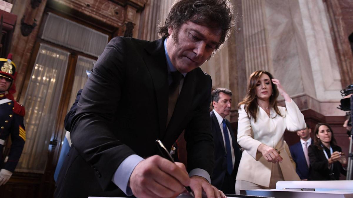 Javier Milei publicou   decreto que visa a desregular a economia da Argentina. Foto: Arquivo TELAM