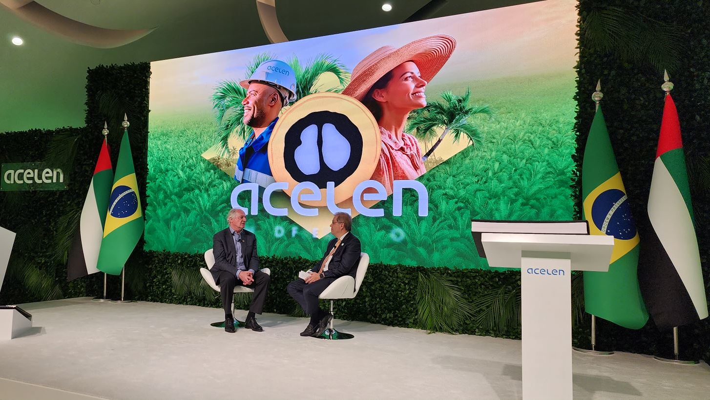 Acelen vai abrir escritório em Houston e avança em projeto de biorrefino na Bahia de olho no mercado dos Estados Unidos. Na imagem: Luiz Mendonça e Paul Polman conversam sobre sustentabilidade no mundo corporativo, durante a COP28 (Foto: Divulgação Acelen Renováveis)