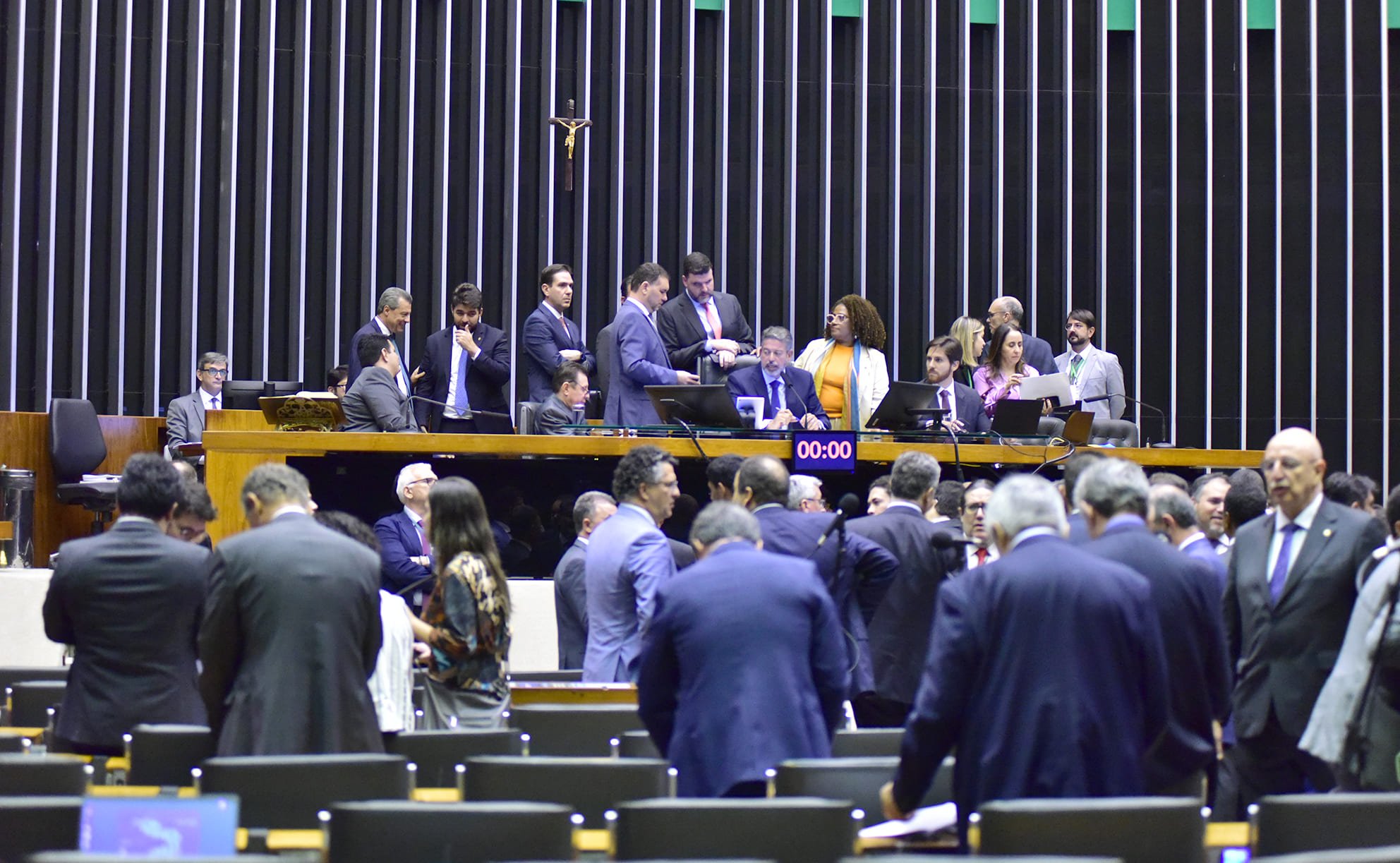 Um jabuti no angelim e o a regulação do hidrogênio renovável de biomassa. Na imagem: Arthur Lira preside votação de propostas no Plenário da Câmara, em 28/11/2023 (Foto: Zeca Ribeiro/Câmara dos Deputados)