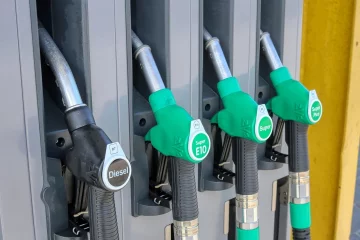 Bomba de abastecimento de diesel (na cor preta) e etanol (na cor verde) em posto de combustíveis (Foto: Alexander Fox/planet_fox/Pixabay)