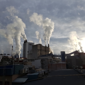 Chaminés de complexo de fábricas lançando grande volume de fumaça branca poluente na atmosfera (Foto: KarinKarin/Pixabay)