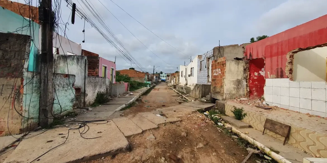 Justiça Federal em Alagoas rejeita pedido bloqueio de R$ 1 bilhão da Braskem, feito pelo MPF, por exploração de sal-gema em Maceió. Na imagem: Desastre ambiental na exploração de sal-gema pela Braskem provocou abalos sísmicos e rachaduras em ruas e casas de Maceió