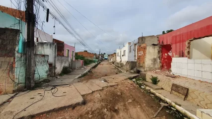 Justiça Federal em Alagoas rejeita pedido bloqueio de R$ 1 bilhão da Braskem, feito pelo MPF, por exploração de sal-gema em Maceió. Na imagem: Desastre ambiental na exploração de sal-gema pela Braskem provocou abalos sísmicos e rachaduras em ruas e casas de Maceió