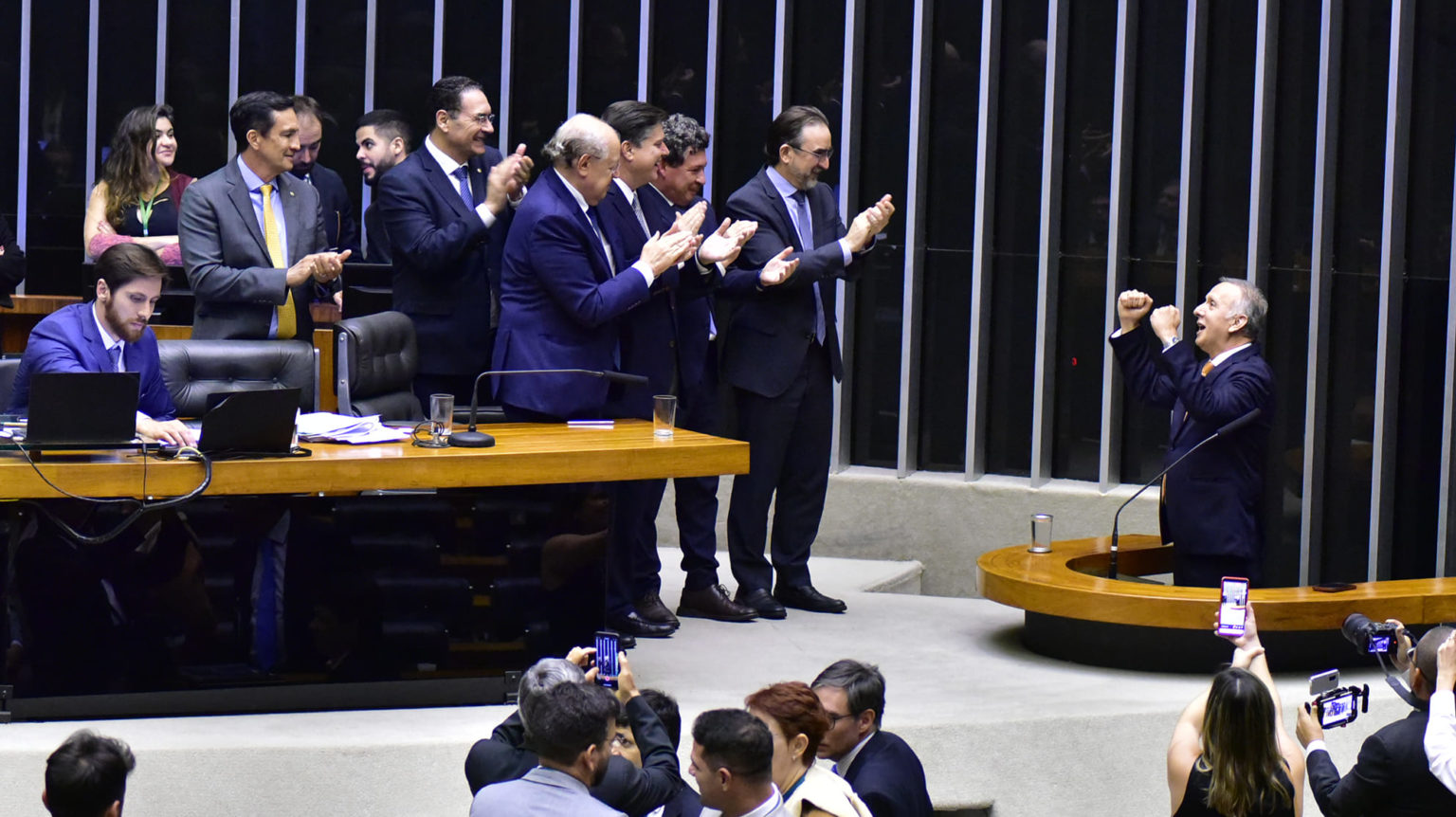 Câmara aprova reforma tributária (PEC45/2019) com imposto seletivo sobre petróleo, em 15/12/2023; texto deve ser promulgado na semana que vem (Foto: Zeca Ribeiro/Câmara dos Deputados)