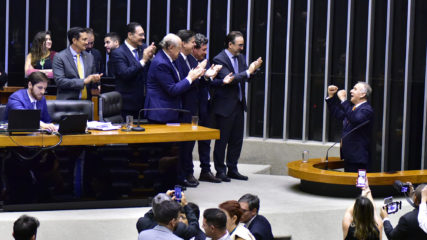 Câmara aprova reforma tributária (PEC45/2019) com imposto seletivo sobre petróleo, em 15/12/2023; texto deve ser promulgado na semana que vem (Foto: Zeca Ribeiro/Câmara dos Deputados)