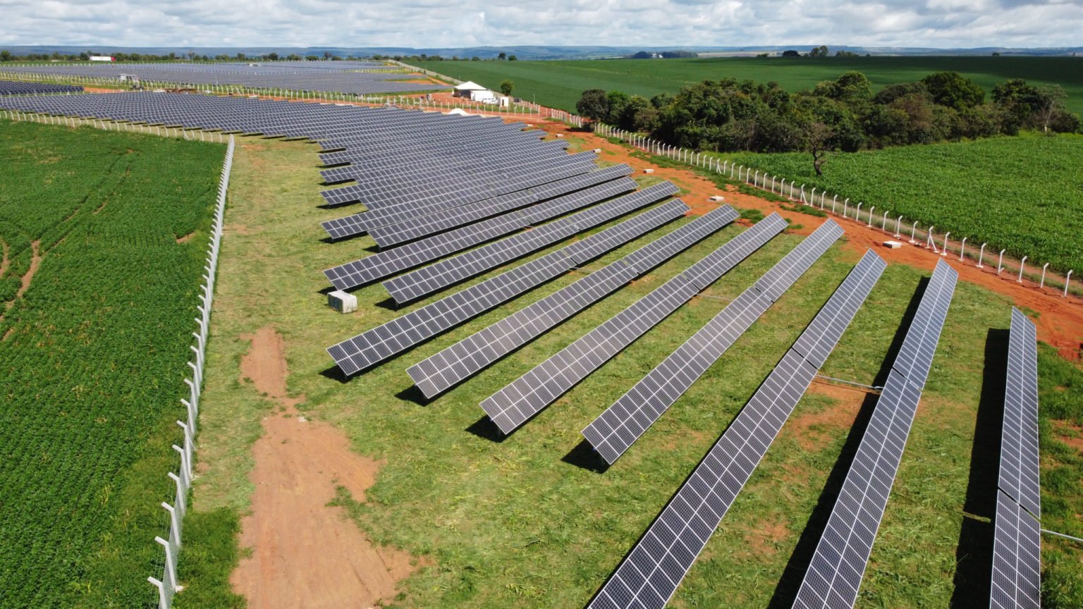 Energia solar por assinatura, ou GD compartilhada, deve movimentar R$ 10 bilhões em investimentos até 2025. Na imagem: Fazenda solar da LUZ em Brasília, DF (Foto: Divulgação)