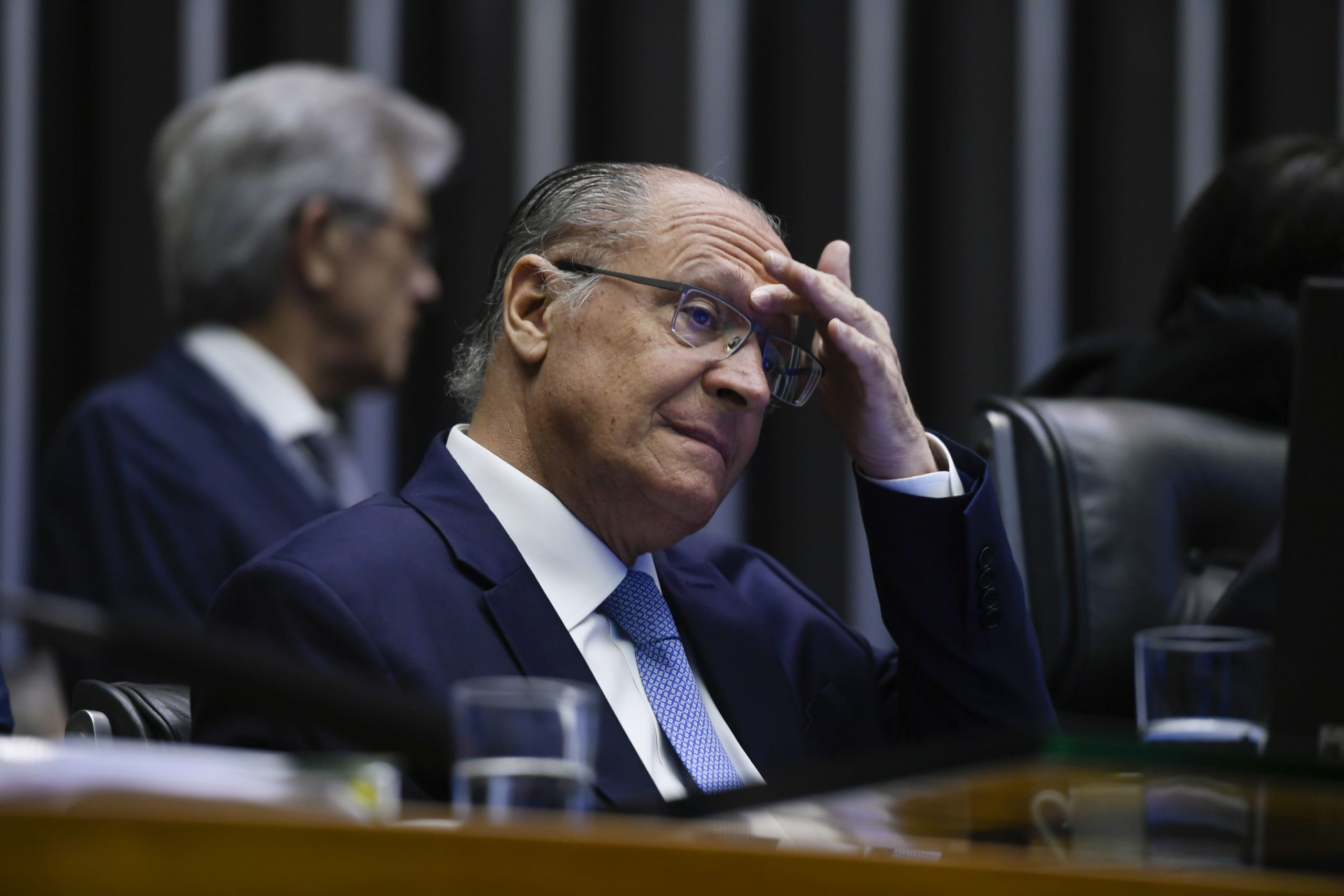 O presidente em exercício, Geraldo Alckmin, defende programa de incentivos para gás e fertilizantes e ajuda do governo Lula na aprovação do Profert. Na imagem: Geraldo Alckmin durante sessão solene no Plenário da Câmara, para comemorar os 35 anos da Constituição Federal de 1988, em 5/11/2023 (Foto: Edilson Rodrigues/Agência Senado)