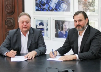 WEG em parceria com Statkraft vão instalar maior aerogerador do Brasil no complexo eólico Brotas de Macaúbas, na Bahia. Na imagem: Harry Schmelzer Jr., CEO da WEG, e Fernando De Lapuerta, CEO e diretor presidente da Statkraft, assinam acordo de parceria entre as duas empresas (Foto: Divulgação WEG)