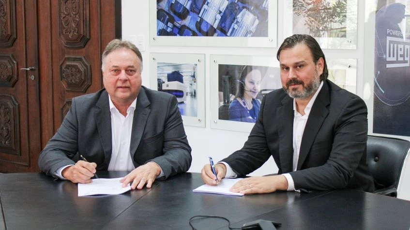 WEG em parceria com Statkraft vão instalar maior aerogerador do Brasil no complexo eólico Brotas de Macaúbas, na Bahia. Na imagem: Harry Schmelzer Jr., CEO da WEG, e Fernando De Lapuerta, CEO e diretor presidente da Statkraft, assinam acordo de parceria entre as duas empresas (Foto: Divulgação WEG)