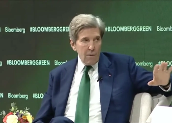 John Kerry critica Chevron por não se comprometer a reduzir emissões