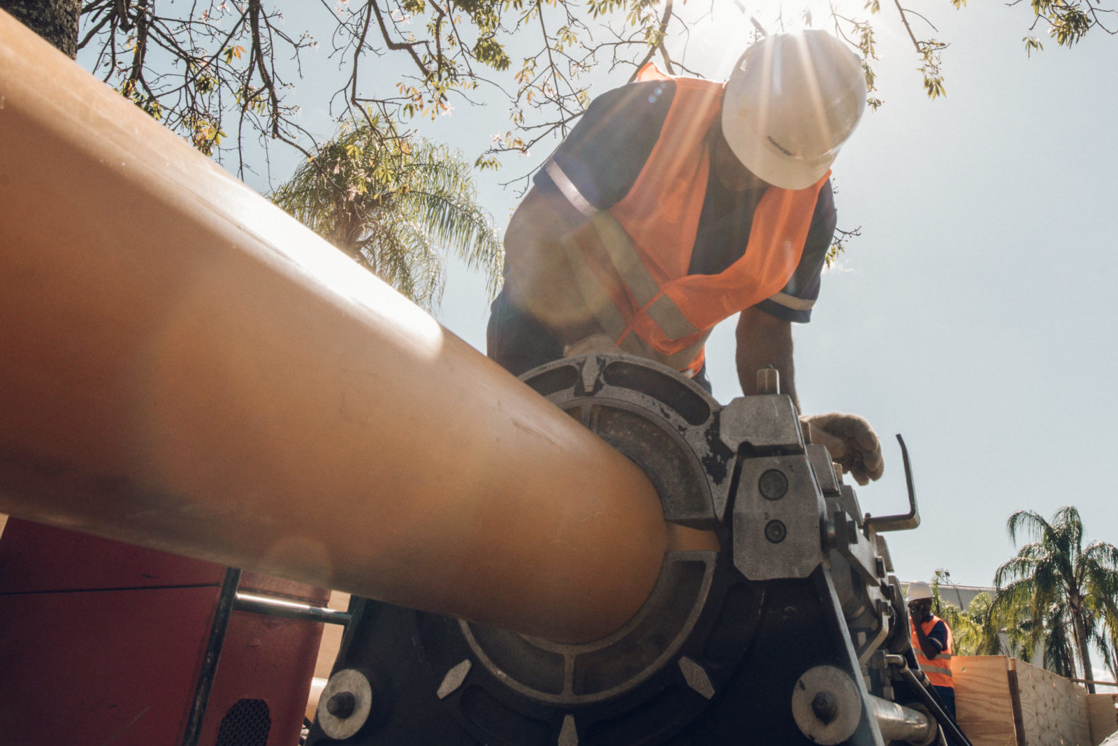 Trabalhador em obra na rede de distribuição da CEG, controlada pela Naturgy (Foto Divulgação)