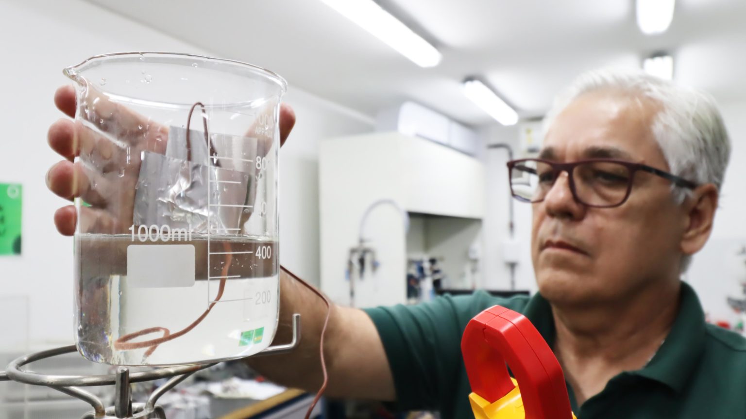 Pesquisador do Iati (Instituto Avançado de Tecnologia e Inovação) Robson Barreiros realiza experimento em laboratório para uso doméstico de hidrogênio verde (Foto: Divulgação)