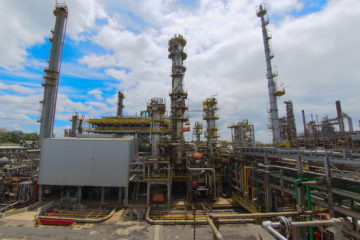 Mubadala formaliza proposta e Petrobras avaliará compra de fatia na Acelen, para parceria em refino e biorrefino. Na imagem: Instalações metálicas na Refinaria de Mataripe, da Acelen na Bahia (Foto: Petrobras)