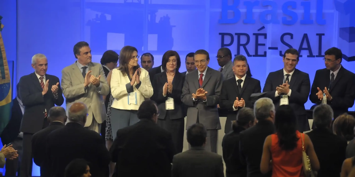 Petroleiras multinacionais tentam garimpar “bilhete premiado” em leilão de óleo e gás do pré-sal sem Petrobras. Na imagem: Representantes da Shell, Total, CNPC, CNOOC e Petrobras, consórcio vencedor da 1ª Rodada de Licitação do Pré-Sal em 2013, ganhando o direito a explorar e produzir o petróleo da área de Libra, na Bacia de Santos (Foto: Fernando Frazão/Agência Brasil)