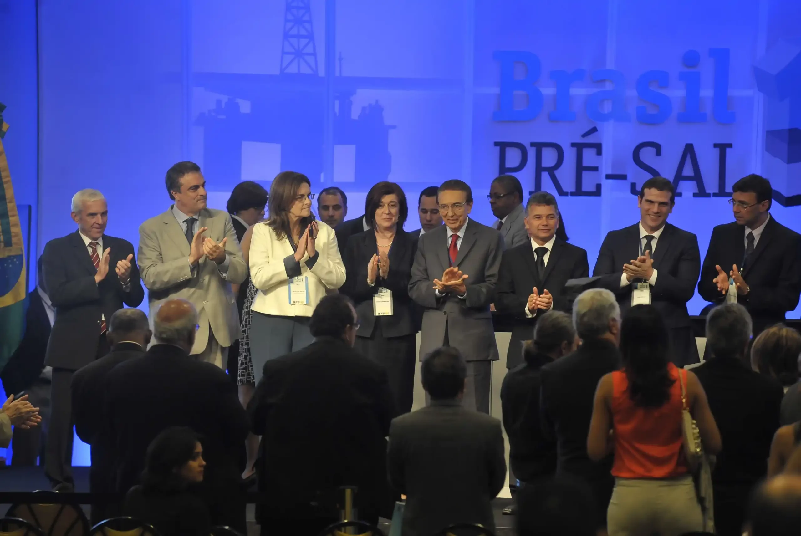 Petroleiras multinacionais tentam garimpar “bilhete premiado” em leilão de óleo e gás do pré-sal sem Petrobras. Na imagem: Representantes da Shell, Total, CNPC, CNOOC e Petrobras, consórcio vencedor da 1ª Rodada de Licitação do Pré-Sal em 2013, ganhando o direito a explorar e produzir o petróleo da área de Libra, na Bacia de Santos (Foto: Fernando Frazão/Agência Brasil)