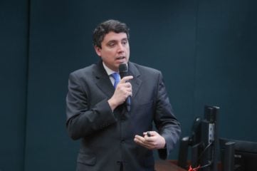 Custos da infraestrutura de gás natural inviabilizam gás-química no Brasil, diz Pietro Mendes, Secretário de Petróleo, Gás Natural e Biocombustíveis do MME, em audiência na Câmara, em 12/12/2023 (Foto: Bruno Spada/Câmara dos Deputados)