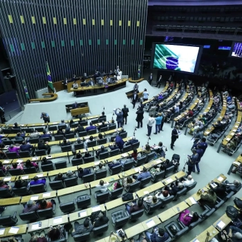 Geradores e distribuidoras de energia se unem às indústrias contra contratação obrigatória de usinas térmicas e PCHs. Na imagem: Parlamentares assentados durante sessão no Plenário da Câmara dos Deputados, fotografada do alto, na Galeria (Foto: Bruno Spada/Agência Câmara)