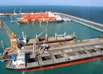 New Fortress Energy (NFE) adquire 1,6 GW em contrato da Usina Termelétrica Portocem (UTE Portocem). Na imagem: Visão aérea de estruturas e embarcações atracadas em terminal de regaseificação de GNL do Pecém (Foto: Divulgação Petrobras)