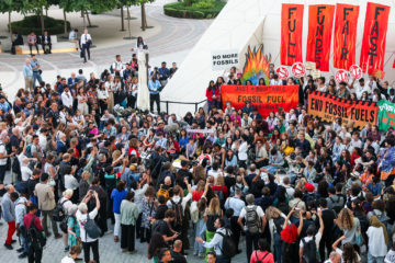 COP28: alívio por "vitória de virada" depois do susto, escrevem Rosana Santos, Clauber Leite e Stefania Relva. Na imagem: Vista de manifestação da Climate Action Network International contra fósseis na COP28, em Dubai, em 12-12-2023 (Foto: Christopher Pike/UNFCCC)