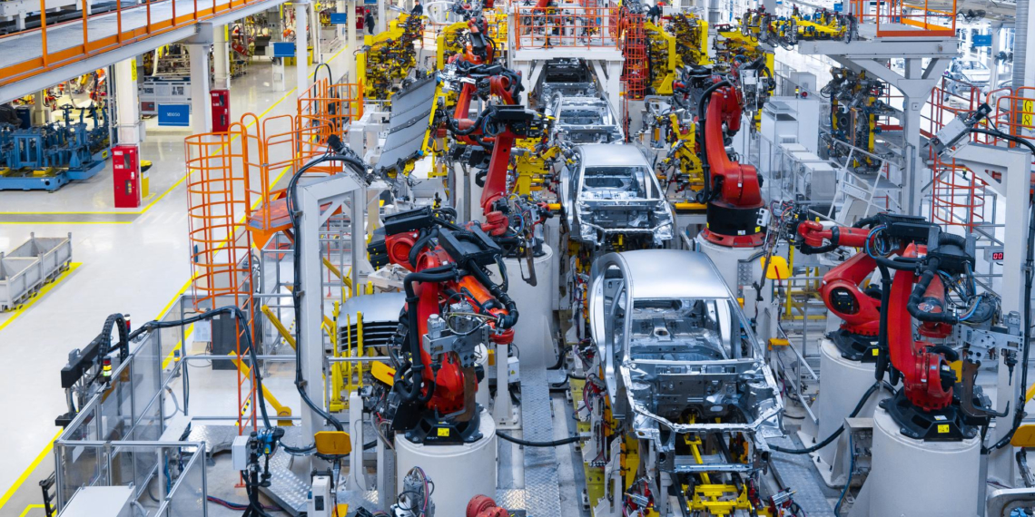 Vista de soldagem automatizada de carroceria feita por braço robótico em linha de produção automotiva moderna (Foto usertrmk/Freepik)