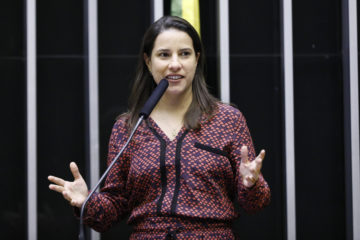 Pernambuco vai ampliar participação no capital da distribuidora de gás natural Copergás junto com japonesa Mitsui. Na imagem: Raquel Lyra, governadora de Pernambuco, em evento no plenário da Câmara, no DF (Foto: Luis Macedo/Câmara dos Deputados)