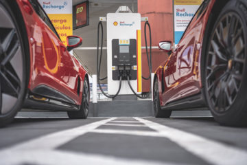 Raízen Power adquire toda a rede de recarga de veículos elétricos da startup Tupinambá Energia. Na imagem: Modelos elétricos da Audi e Porsche, na cor vermelha, conectados a carregador Shell Recharge (Foto: Divulgação)