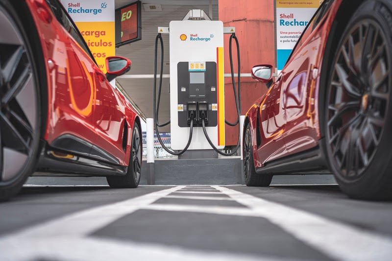 Raízen Power adquire toda a rede de recarga de veículos elétricos da startup Tupinambá Energia. Na imagem: Modelos elétricos da Audi e Porsche, na cor vermelha, conectados a carregador Shell Recharge (Foto: Divulgação)