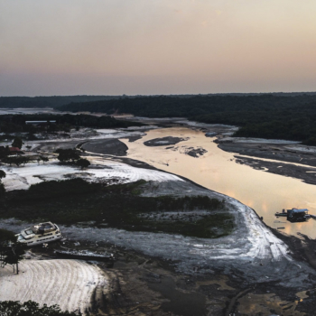 Como a mudança climática piorou a seca na Amazônia que registrou menor níveis históricos nos rios Madeira e Amazonas. Na imagem: Seca vista do Porto Balneário da Prainha no rio Tarumã-Açu, em Manaus (AM), em registro de 8/10/2023 (Foto: Juliana Pesqueira/Amazônia Real)