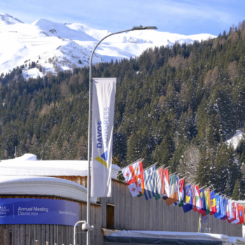 Davos: mundo precisa fechar lacuna de 600 bilhões de toneladas de CO2. Na imagem: Série de bandeiras enfileiradas na entrada da sede da reunião anual do Fórum Econômico Mundial em Davos, na Suíça (Foto: Marcel Giger/WEF)