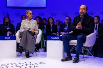 Brasil deve usar presidência do G20 para cobrar transição justa de países ricos. Na imagem: Marina Silva, ministra do Meio Ambiente e Mudança do Clima, e Alexandre Silveira, de Minas e Energia, durante painel do WEF em Davos (Foto: Ciaran McCrickard/World Economic Forum)