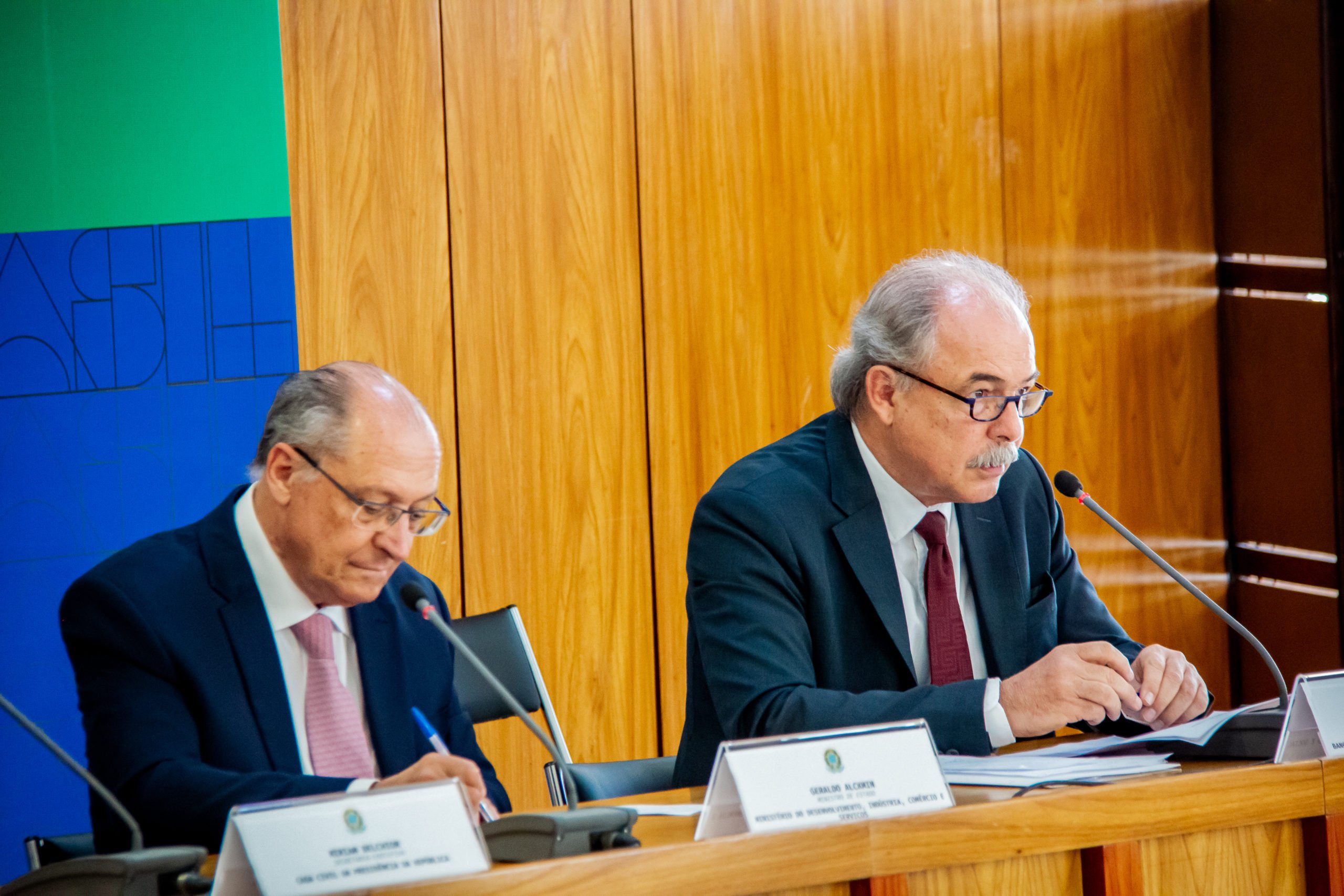 Biorrefino e eletrificação integram prioridades de financiamento em nova política industrial no Brasil. Na imagem: Geraldo Alckmin (VP e MDIC) e Aloísio Mercadante durante lançamento da nova política industrial brasileira (Foto: Gabriel Lemes/MDIC)