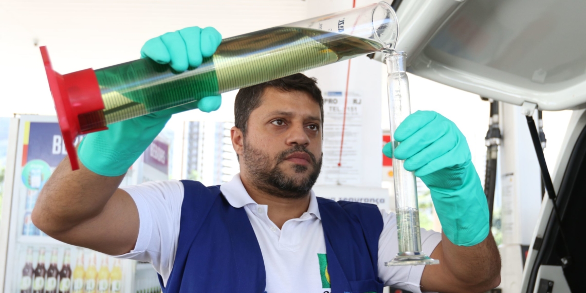 ANP, Procon, Naturgy, Ipem, Inmetro, Detro e Detran realizam força-tarefa para fiscalizar postos de combustíveis no Rio, com foco no abastecimento com GNV (Foto Tânia Rêgo/Agência Brasil)