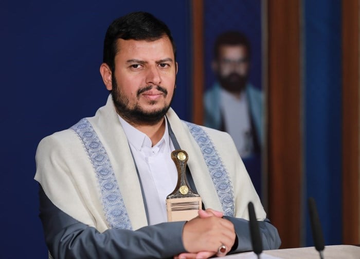 Tensão no Mar Vermelho cresce, mas preço do petróleo cai com feriado nos EUA. Na imagem: Abdul-Malik Al-Houthi, líder dos rebeldes do Iêmen que declararam guerra contra os navios dos EUA que cruzam o Mar Vermelho (Foto: Reprodução)