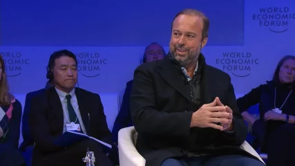 A produção de petróleo no Brasil financia saúde, educação e a transição energética, diz ministro do MME. Na imagem: Alexandre Silveira, ministro de Minas e Energia, durante painel no Fórum Econômico Mundial em Davos, na Suíça, em 16/1/2024 (Foto: Flickr MME)