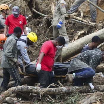 Crise climática e desinformação, difundida via fake news, são maiores riscos globais de 2024, aponta relatório do Fórum Económico Mundial (WEF). Na imagem: Bombeiros, moradores e voluntários trabalham no local do deslizamento no Morro da Oficina, após a chuva que assolou Petrópolis, na região serrana fluminense (Foto: Tânia Rêgo/Agência Brasil)