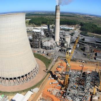 Vista aérea das instalações e chaminés do Complexo Termelétrico Presidente Médici (Candiota 3), da CGTEE, em Candiota, no Rio Grande do Sul, mais antiga usina a carvão do país (Foto Eduardo Tavares/PAC)