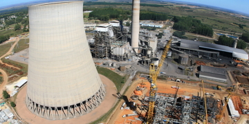 Vista aérea das instalações e chaminés do Complexo Termelétrico Presidente Médici (Candiota 3), da CGTEE, em Candiota, no Rio Grande do Sul, mais antiga usina a carvão do país (Foto Eduardo Tavares/PAC)