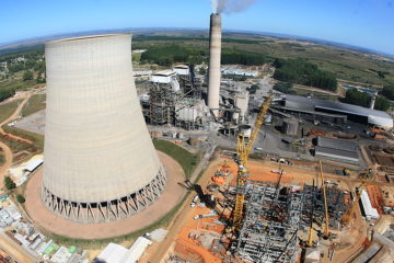 Vista aérea das instalações e chaminés do Complexo Termelétrico Presidente Médici (Candiota 3), da CGTEE, em Candiota, no Rio Grande do Sul, mais antiga usina a carvão do país (Foto Eduardo Tavares/PAC)