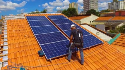 A discussão do ICMS sobre a TUSD em mini e microgeração distribuída de energia: perspectivas após a decisão do STF. Na imagem: Instalação de painéis solares fotovoltaicos