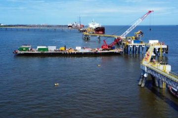 Gasap, distribuidora estadual de gás canalizado, busca supridores para levar gás natural ao Amapá a partir de 2030. Na imagem: New Fortress nos preparativos finais para operar o terminal de GNL de Barcarena, no Pará (Foto: Divulgação)