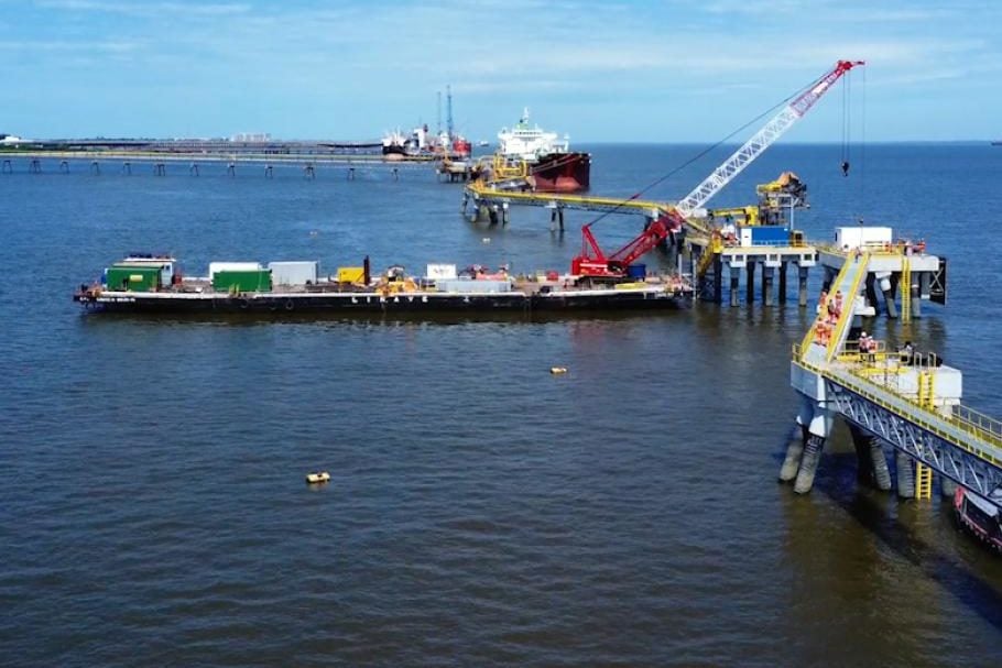 Gasap, distribuidora estadual de gás canalizado, busca supridores para levar gás natural ao Amapá a partir de 2030. Na imagem: New Fortress nos preparativos finais para operar o terminal de GNL de Barcarena, no Pará (Foto: Divulgação)