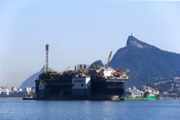 Indústria de petróleo e gás natural traça estratégia judicial para derrubar taxa de fiscalização (TFPG) recriada no estado do Rio de Janeiro. Na imagem: P-67, ancorada na Baía de Guanabara, destinada à produção do Campo de Tupi (ex-Lula), no pré-sal da Bacia de Santos (Foto: Tânia Rêgo/Agência Brasil)