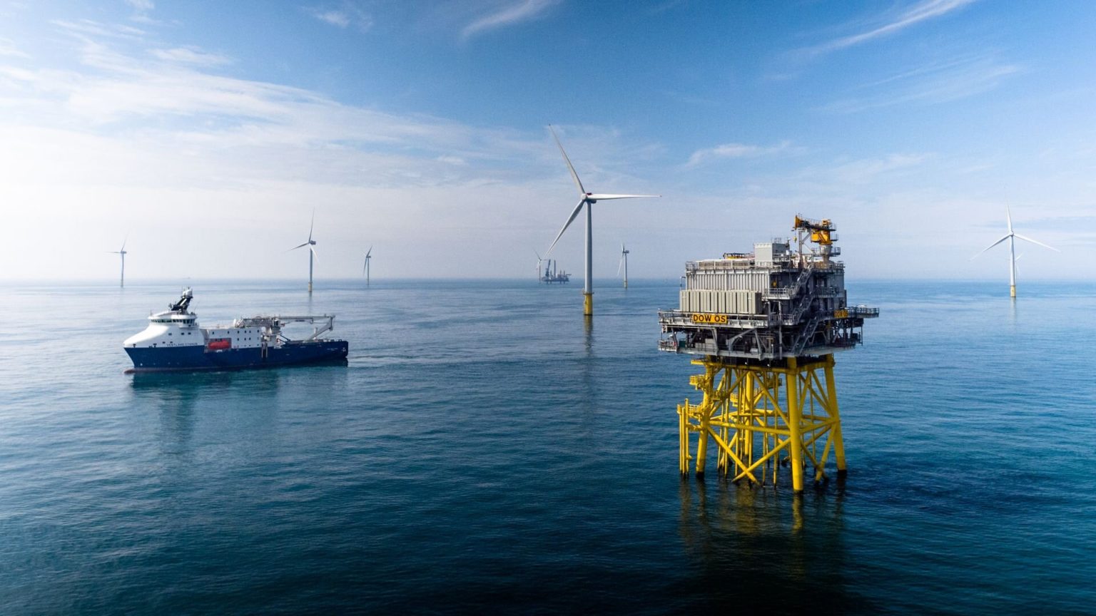 Investidores de óleo e gás precisam considerar riscos associados à transição energética, diz think tank Carbon Tracker Initiative. Na imagem: Plataforma offshore Dudgeon da Statoil para exploração de petróleo e gás associada à eólica offshore (Foto: Jan Arne Wold Woldcam/Equinor)