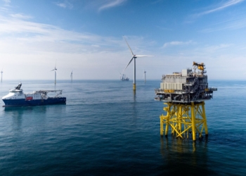 Investidores de óleo e gás precisam considerar riscos associados à transição energética, diz think tank Carbon Tracker Initiative. Na imagem: Plataforma offshore Dudgeon da Statoil para exploração de petróleo e gás associada à eólica offshore (Foto: Jan Arne Wold Woldcam/Equinor)